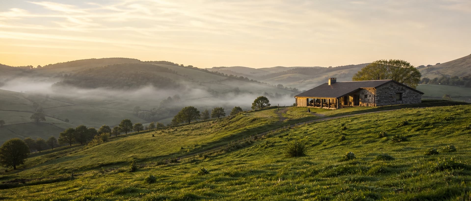 Paysage vallonné autour de Lacaune au lever du jour