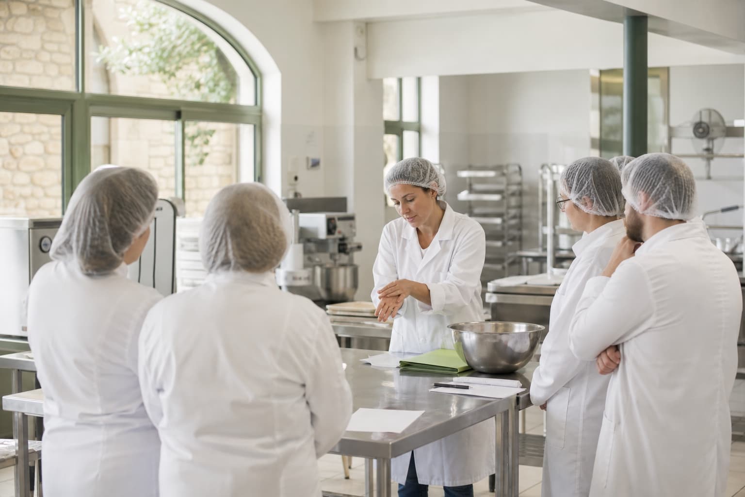 Formation pratique d’une équipe dans un atelier agroalimentaire